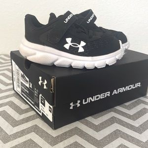 Toddler black Under Armour Shoes size 5